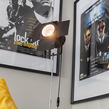 Bright Modern With Free Parking Pass The Keys 度假居 *