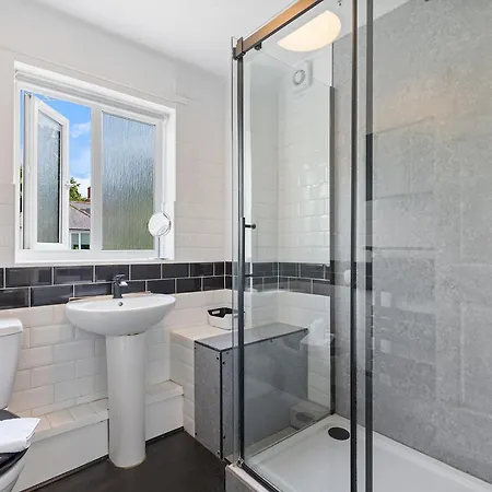 Bright Modern With Free Parking Pass The Keys * York