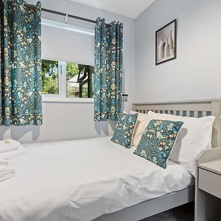 Bright Modern With Free Parking Pass The Keys York