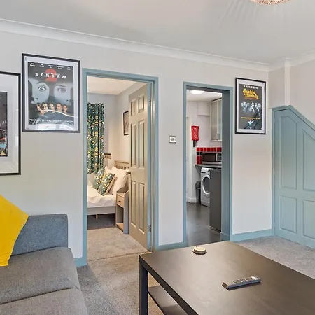 Bright Modern With Free Parking Pass The Keys 度假居