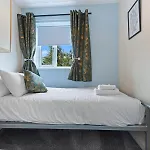 Bright Modern With Free Parking Pass The Keys 度假居