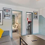 Bright Modern With Free Parking Pass The Keys 度假居
