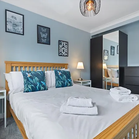 Bright Modern With Free Parking Pass The Keys 度假居